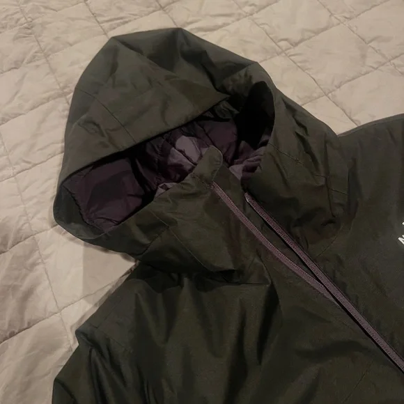 North Face Boys black dryvent ski jacket. Excellent used condition. Size 12. - Picture 3 of 7